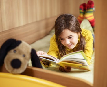 Ein Kind liest ein Hunde-Buch